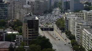 Raport: Maşinile, reclamele şi stâlpii de pe trotuare - bariere în accesibilizarea spaţiului public