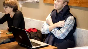 JACHETA Facebook: Te îmbrăţişează când primeşti Like pe reţeaua de socializare - VIDEO
