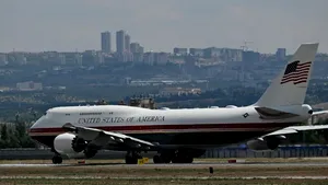 Trump trimite avionul Air Force One la modernizare. Ce probleme de securitate are aeronava primită din Qatar