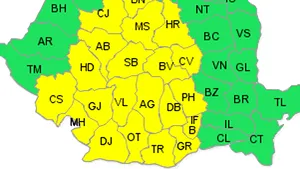 Cod galben de ploi şi furtuni, în week-end, în mai mult de jumătate din ţară