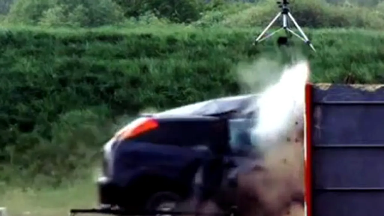 Crash test la viteză record. Ce s-ar întâmpla dacă în maşină ar fi oameni? - VIDEO