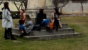 Jumătate din tinerii români vor să plece din ţară. Măsurile propuse de specialişti pentru a opri „exodul”. VIDEO