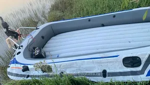 VIDEO 22 de cetăţeni din Irak şi Afganistan, printre care 12 copii, au traversat Dunărea cu o barcă. Aceştia doreau să intre ilegal în România