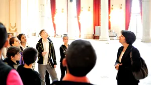 Sulfina Barbu a condus un grup de copii romi prin Parlament: Dacă învăţaţi, orice devine posibil