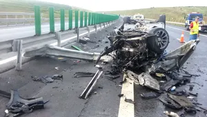 Accident grav pe A2: Patru persoane au fost rănite după ce maşina în care erau a intrat în parapet. Două persoane sunt în stare critică