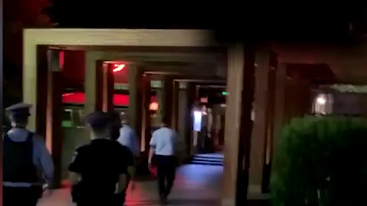 Scandal în parcarea unui club din Mamaia. Un bărbat aflat în stare de ebrietate a ajuns, rănit, la spital