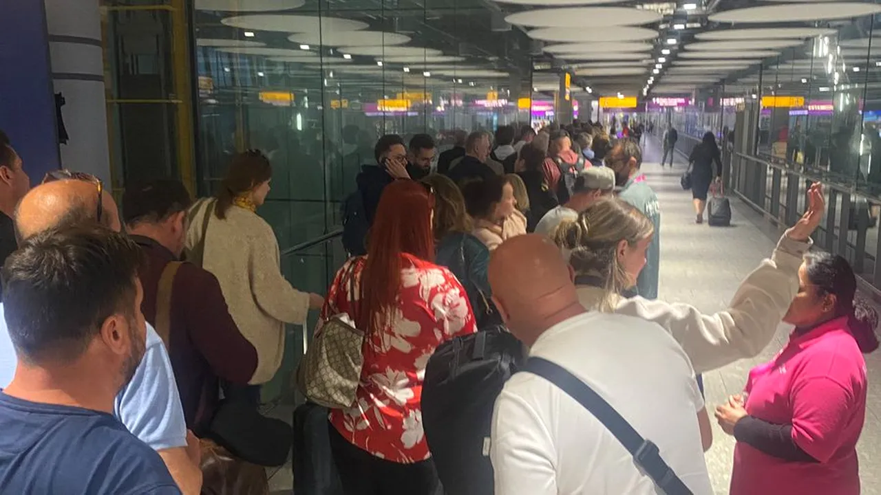 Haos în aeroporturile britanice: porţile electronice pentru paşapoarte s-au defectat