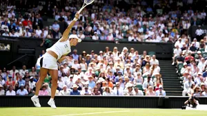 Iga Swiatek începe campania de apărare a trofeului de la Wimbledon cu o victorie în trei seturi