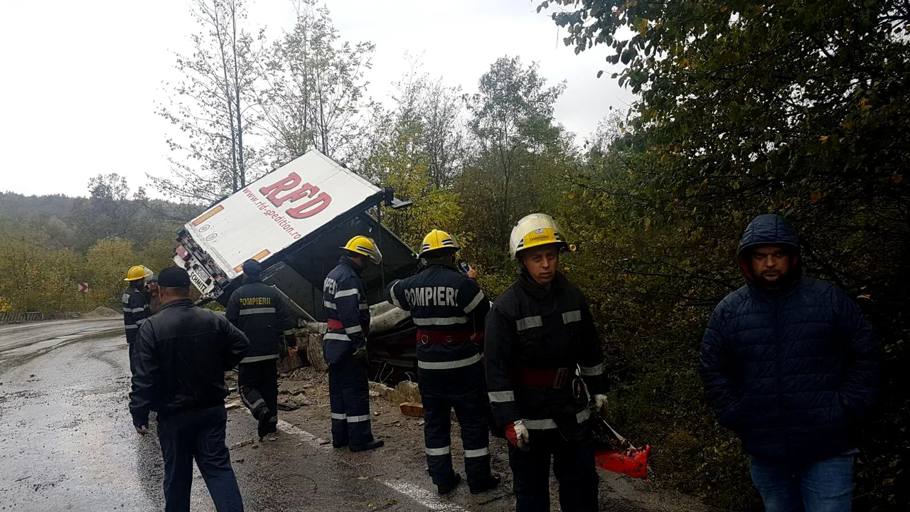 Traficul feroviar a fost blocat între Dâmboviţa şi Prahova, după ce un TIR a căzut pe calea ferată/ Circulaţia feroviară a fost reluată | FOTO 
