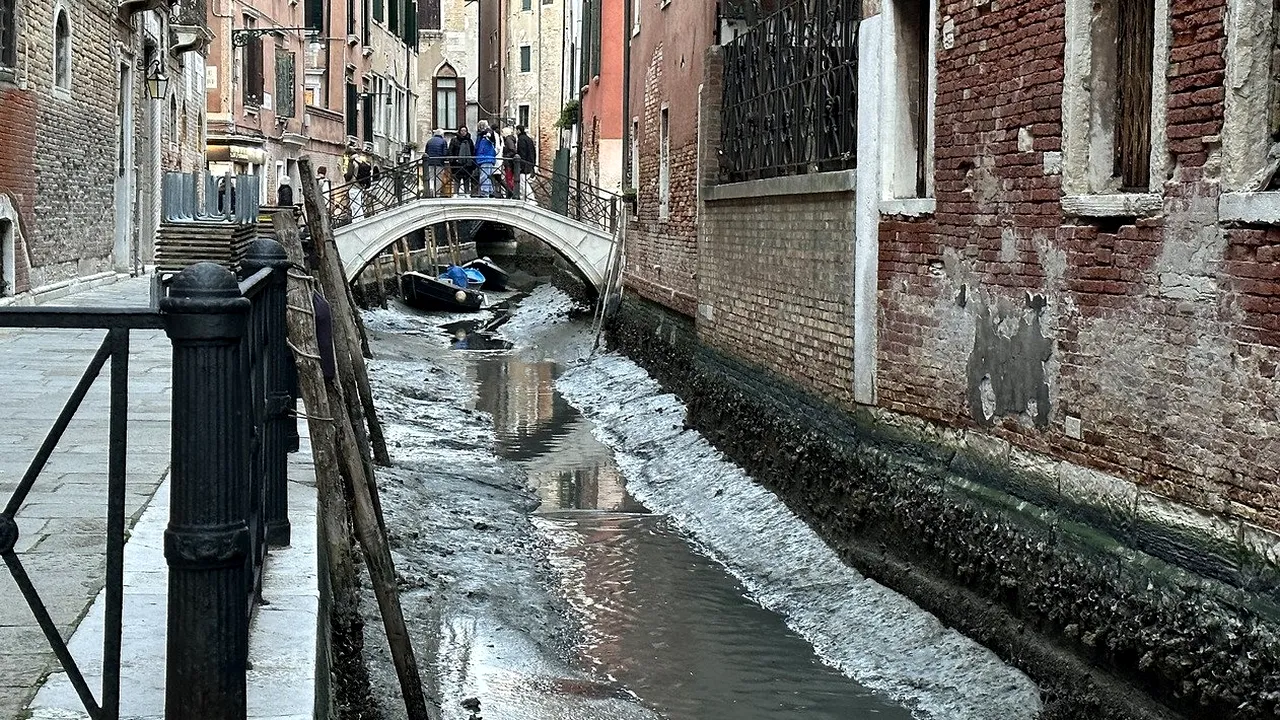 Faimoasele plimbări cu gondolele ar putea deveni istorie. Canalele din Veneţia încep să se usuce din cauza mareei scăzute şi a lipsei de precipitaţii