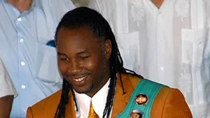 Lennox Lewis vrea să lupte cu unul dintre fraţii Klitschko pentru o bursă de 75 de milioane de euro