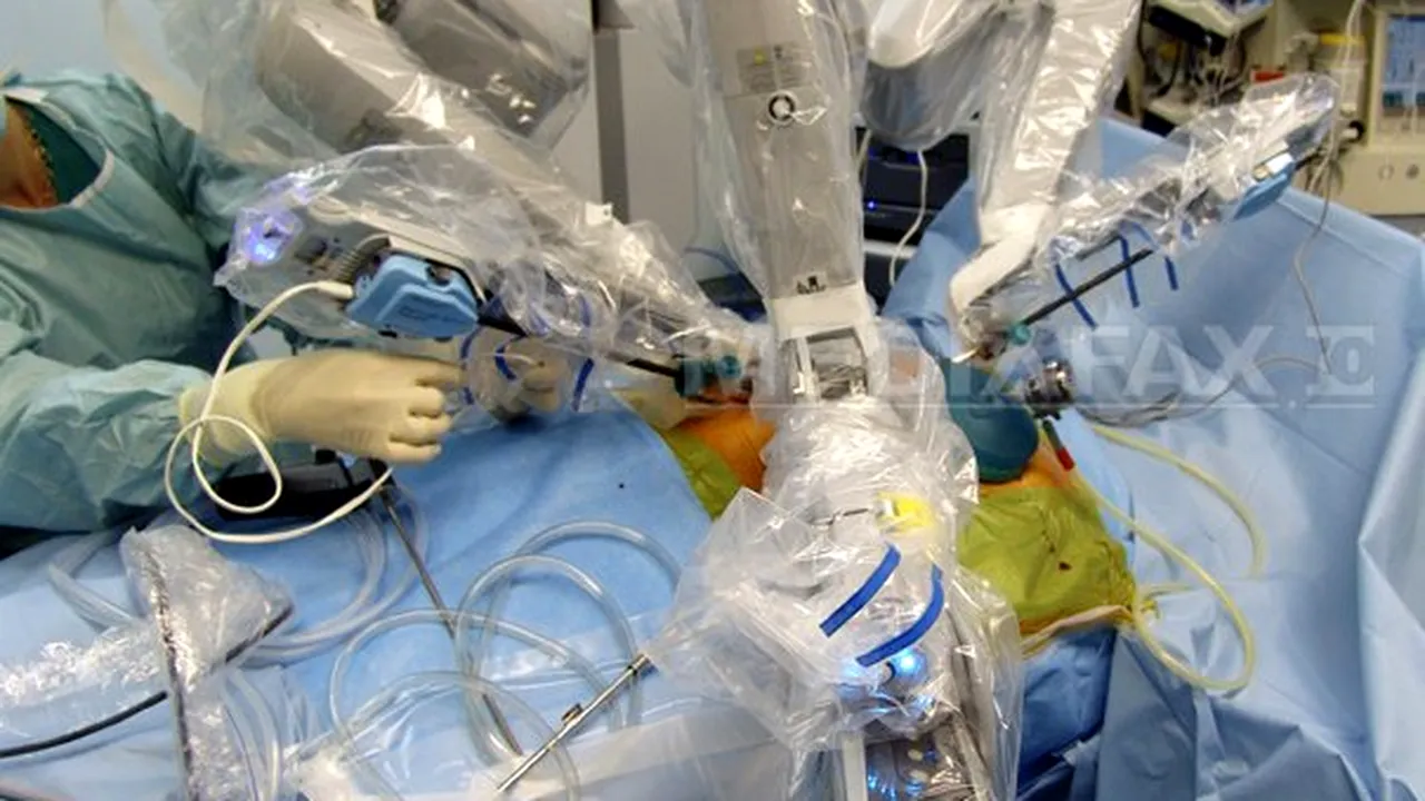Trei români, operaţi de pietre la rinichi cu un robot pe care îl mai au doar alte trei ţări în lume