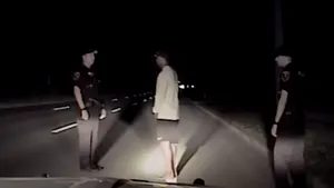 VIDEO Momentul arestării lui Tiger Woods, surprins de camerele de filmare de pe bordul maşinii de poliţie. Cum a decurs discuţia dintre sportiv şi agenţii de ordine