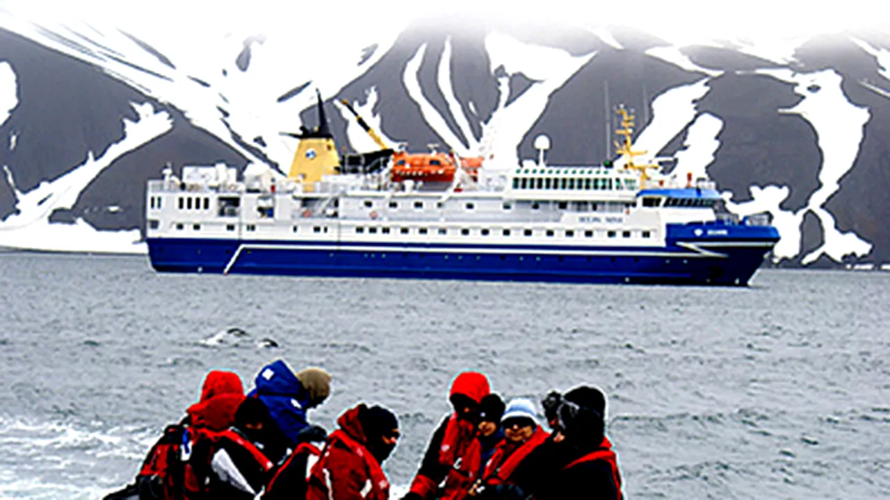 O navă de croazieră la bordul căreia se afla şi un român, a eşuat în Antarctica
