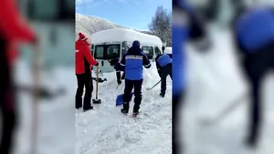 Un grup de opt persoane, între care o mamă și un copil, blocați într-o zonă izolată din Hunedoara