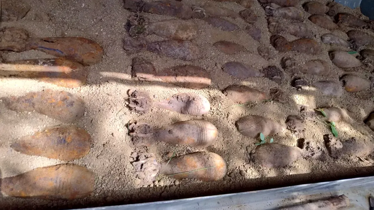 Iaşi: 45 de bombe de aruncător, descoperite de două persoane care se plimbau prin pădure