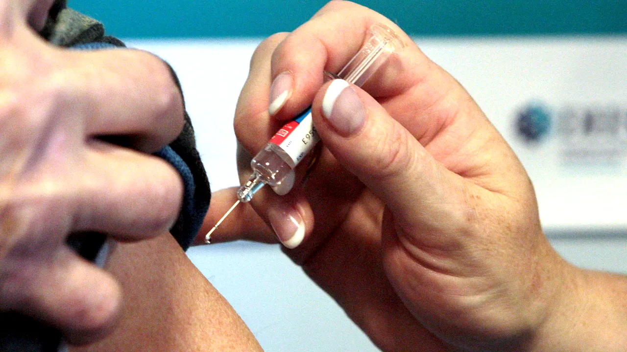 Marea Britanie încurajează grupurile cu risc să se înscrie în programul de testare al vaccinului pentru COVID-19