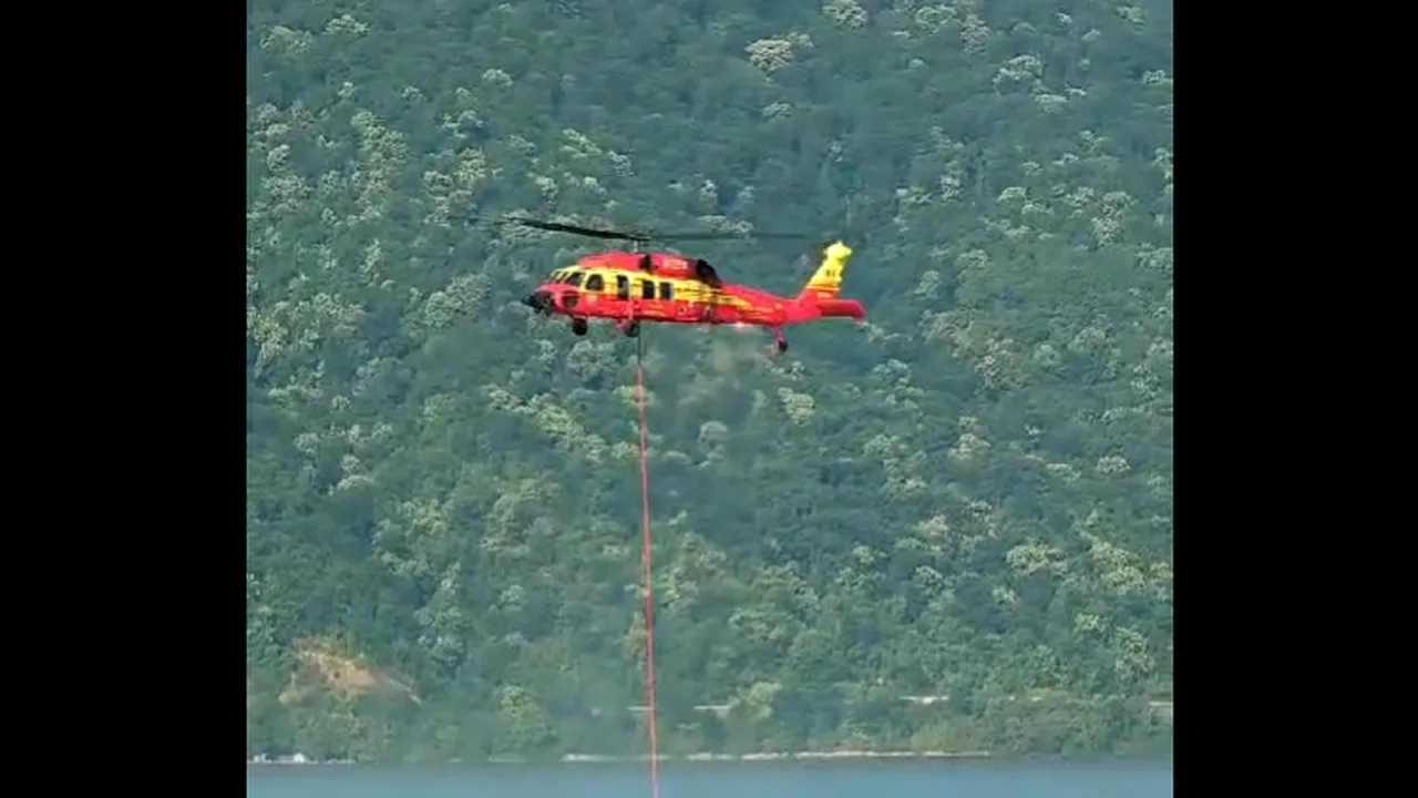 VIDEO Incendiu de pădure din Mehedinţi: Prima misiune a elicopterelor Black Hawk