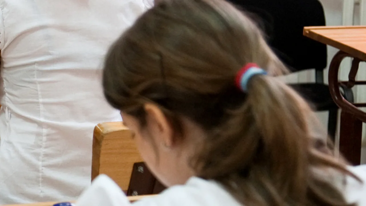 O profesoară a legat de mâini o elevă, la ora de dirigenţie, pentru că deranja cursul