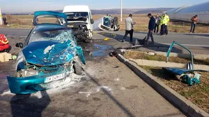 Accident de circulaţie în Mehedinţi, în urma impactului dintre trei maşini. Bilanţ ISU: Un mort şi opt răniţi