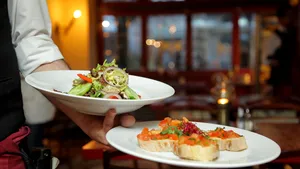 Capcana preţurilor: Sumă uriaşă plătită de două turiste, după ce au comandat două porţii de paste şi o sticlă cu apă