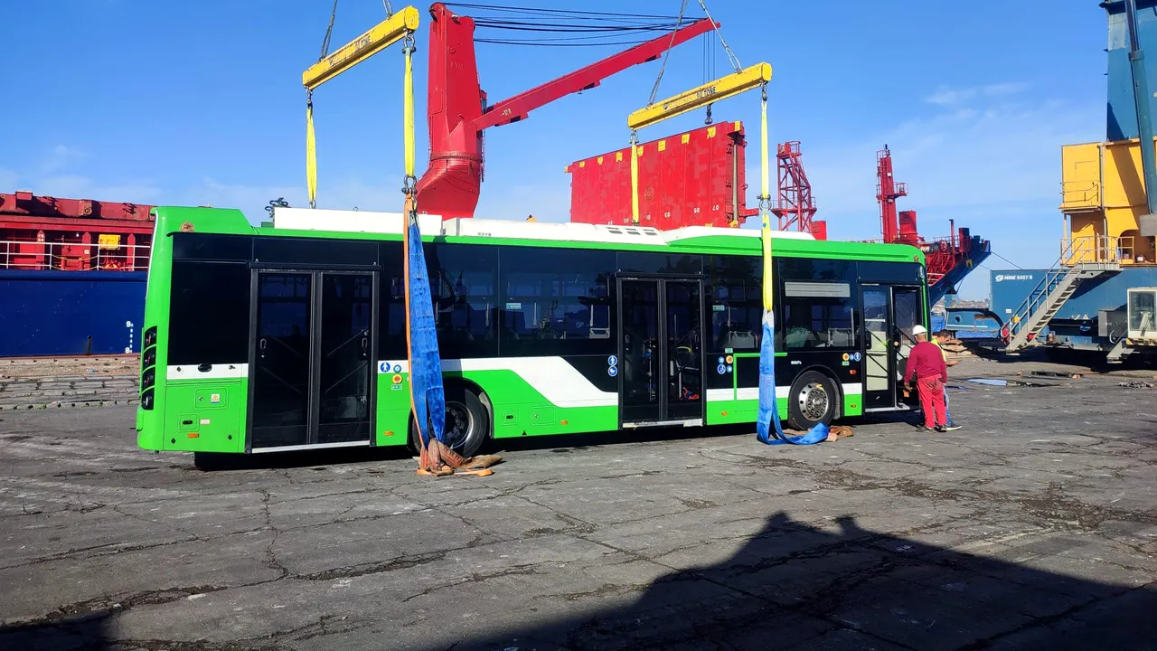 Primele 51 de autobuze electrice cumpărate de Primăria Capitalei au ajuns în Portul Constanţa