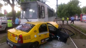 ACCIDENT cu un tramvai şi un taxi în zona Răzoare din Capitală. Patru răniţi, între care un copil
