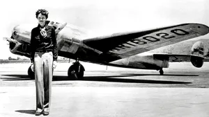 Un nou crater de pe Lună a primit numele aviatoarei Amelia Earhart