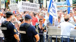 Nou PROTEST la RAAN: Angajaţii solicită plata salariilor şi bani pentru funcţionare