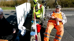 Dragostea în vremea ”coronei”: Doi octogenari din ţări vecine se întâlnesc zilnic la graniţă doar pentru a-şi spune că se iubesc!