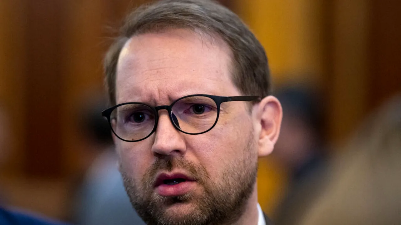 Fritz: Creșterea TVA ar trebui să vină doar alături de un plan de reducere a cheltuielilor / Liderul USR propune o taxă pe „vicii”