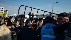 INCIDENTE în faţa Parlamentului: Sute de ciobani au forţat intrarea în curtea clădirii. Mii de crescători de oi din toată ţara au reclamat modificările aduse Legii vânătorii. Oierii ameninţă că se vor întoarce la Parlament dacă legea nu va fi modificată - FOTO, VIDEO