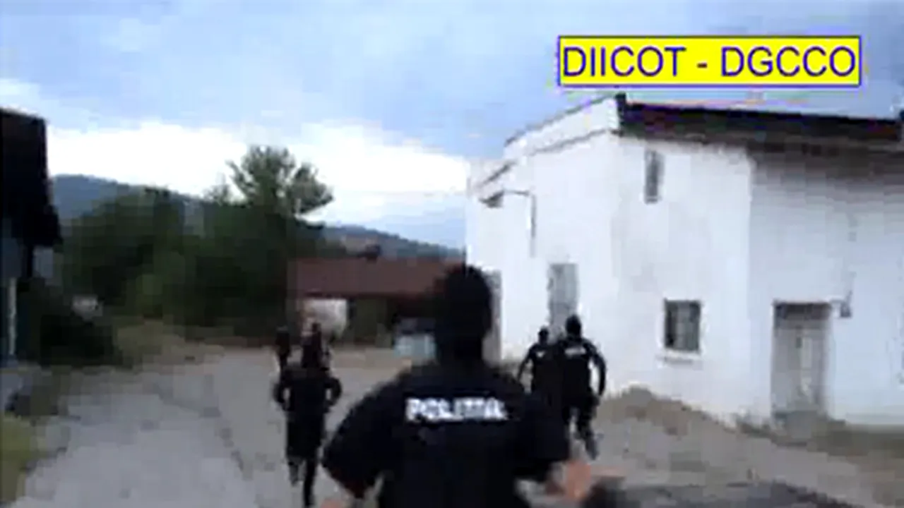 Cinci persoane care au înfiinţat o fabrică de falsificat ţigări, arestate