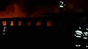 INCENDIU la un depozit de mobilă din Braşov: Focul cuprins acoperişul şi apoi întreaga hală. Pompierii au intervenit cu 10 autospeciale - FOTO, VIDEO