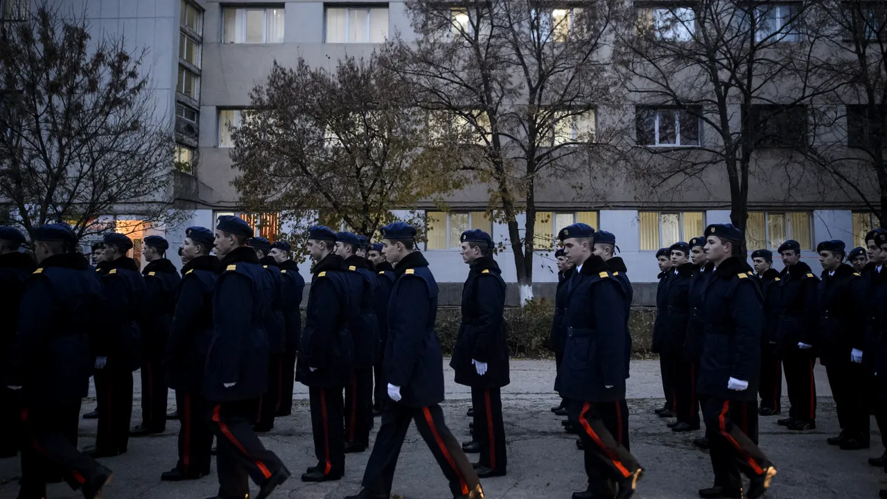 Tentativă de suicid la Şcoala de Poliţie din Câmpina. Un elev s-a înjunghiat