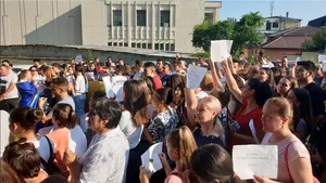 PROTEST la Caracal: Sute de persoane nemulţumite de ancheta în cazul crimelor s-au adunat în faţa Poliţiei din Caracal | VIDEO, FOTO