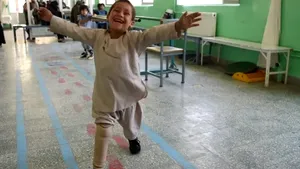 BUCURIA unui băieţel din Afganistan, la primirea unei proteze după ce i-a fost amputat piciorul. Copilul DANSEAZĂ de fericire | VIDEO 