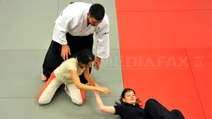 REPORTAJ: 14 femei învaţă, la primul curs de aikido de la Cluj, să riposteze în faţa unor agresiuni - FOTO