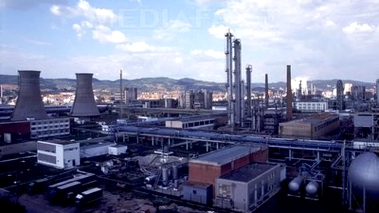 Incendiul de pe platforma Oltchim. Zona e încă sub supraveghere