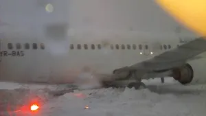 Patru curse anulate pe Aeroportul Otopeni din cauza ninsorii; altele, întârzieri la decolare