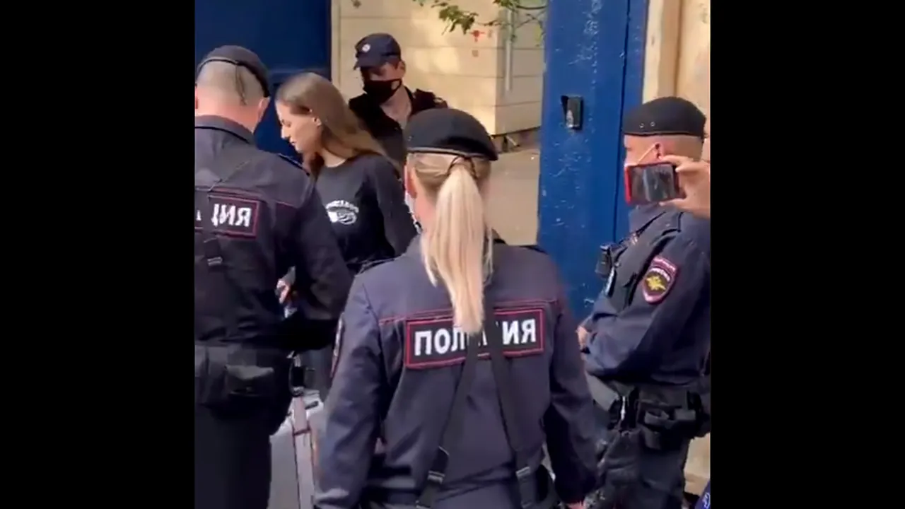 VIDEO O membră a grupului Pussy Riot a fost reţinută imediat după ce a fost eliberată dintr-un centru de detenţie