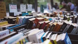 Comoara din carte: Ce a făcut o voluntară la un târg de vechituri după ce a găsit 4.000 de dolari ascunşi printre pagini | VIDEO