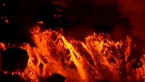 Imagini SPECTACULOASE din Galapagos: Râuri de lavă se scurg în ocean, după o erupţie vulcanică – VIDEO