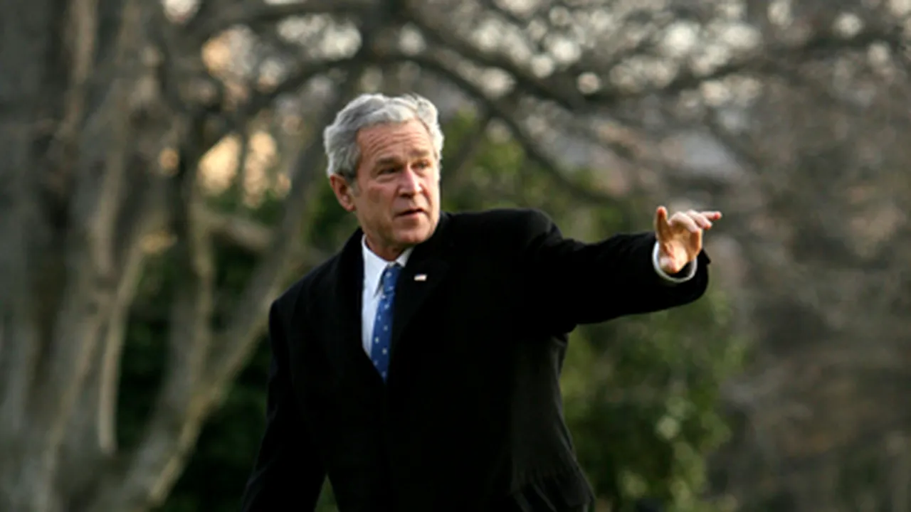 Un jurnalist şi-a aruncat pantofii asupra lui George W. Bush, la Bagdad