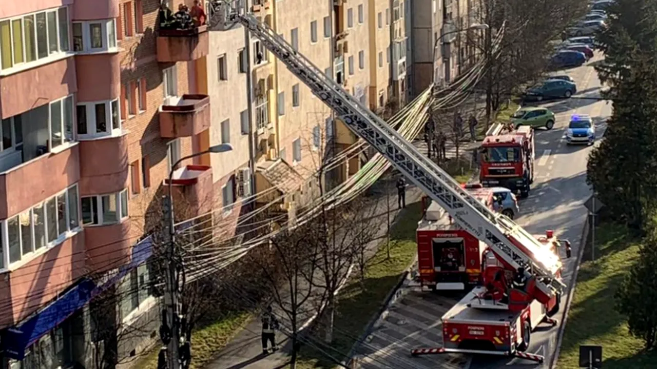 VIDEO Incendiu într-un apartament din Sibiu. Un tânăr şi o femeie de 83 de ani au fost intoxicaţi cu fum 