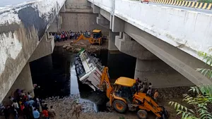 Cel puţin 29 de persoane au murit, după ce un autocar a căzut de pe un viaduct, în India | FOTO