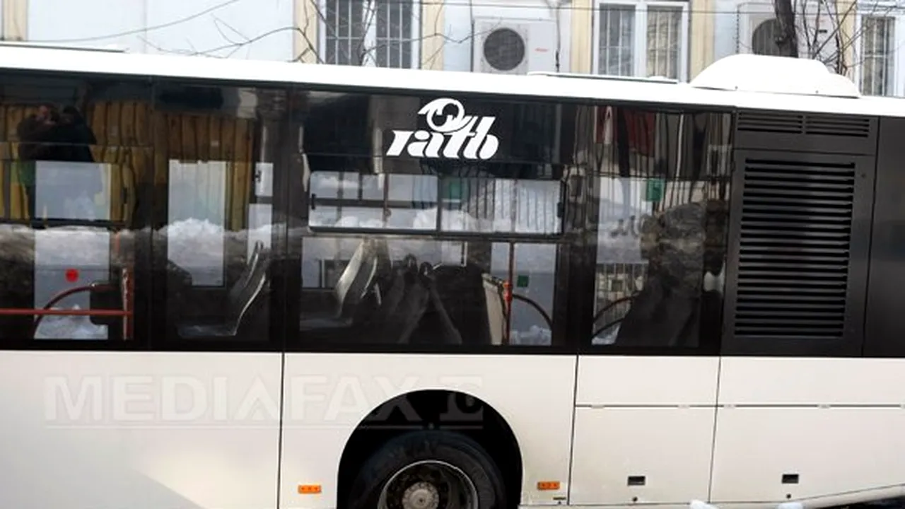 Traseu RATB modificat, după ce un autobuz a rămas suspendat într-o groapă - FOTO