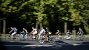 Marş al bicicliştilor în Capitală. Răspunsul Primăriei: Evenimentul se desfăşoară fără autorizaţie/ Cât vrea administraţia locală să investească în 2017 în piste speciale