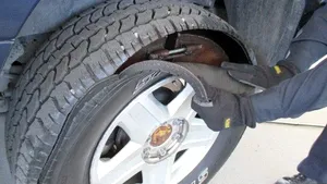 Ce mai poţi ascunde într-un SUV! Descoperirea făcută de vameşi când au tăiat cauciucurile acestei maşini - GALERIE FOTO 