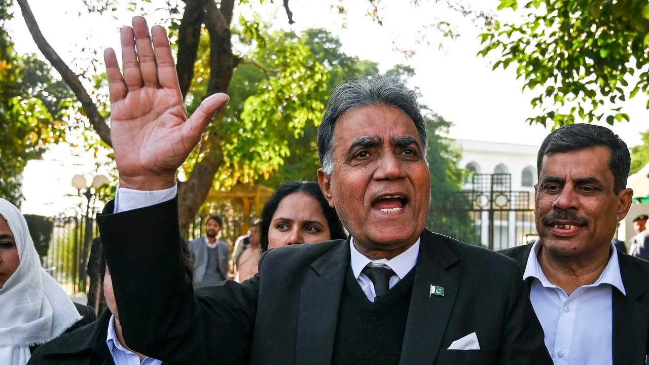 Fostul preşedinte pakistanez Pervez Musharraf, condamnat la moarte / Reacţia armatei